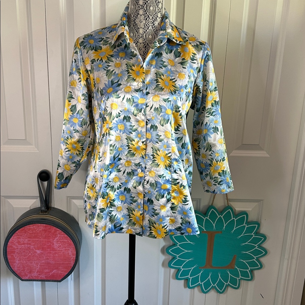 🦩Vintage-Inspired Daisy Floral Button-Down Blouse - Satin Feel - No Tags